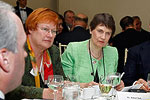  Presidentti Tarja Halonen ja UNDP:n johtaja, Uuden-Seelannin entinen pääministeri Helen Clark ilmastohuippukokouksen lounaskeskustelussa New Yorkissa tiistaina 22. syyskuuta 2009. UN Photo/Paulo Filgueiras