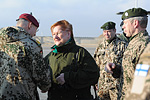  President Halonen möttes på flygfältet i Mazar-e Sharif av den tyska generalmajoren Hans-Werner Fritz, befälhavare för ISAF-operationens norra område.